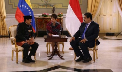 Duta Besar RI yang baru untuk Venezuela Mochammad Luthfie Witto'eng saat berbincang dengan Presiden Vanezuela Nicolas Maduro.