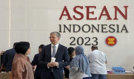 Duta Besar Rusia untuk ASEAN Evgeny Zagaynov (kedua kanan) saat menghadiri upacara pembukaan pameran “5 tahun Kemitraan Strategis ASEAN-Rusia” di Jakarta, Jumat (3/11/2023). 