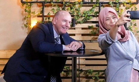 Duta Besar Selandia Baru untuk Indonesia, Jonathan Austin (Kiri) bersama Jurnalis Republika, Yeyen Rostiyani (Kanan)