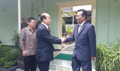 Duta Besar Tiongkok untuk Indonesia Xiao Qian berjabat tangan dengan Gubernur DIY Sri Sultan Hamengku Buwono X usai pertemuan di Gedhong Wilis Kepatihan Yogyakarta. 