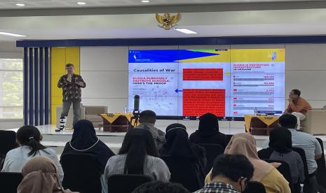 Duta Besar Ukraina untuk Indonesia, Vasyl Hamianin saat mengisi acara Ambassadorial Lecture tentang perang di Ukraina di Fakultas Ilmu Sosial dan Ilmu Politik UGM, Jumat (23/9/2022).