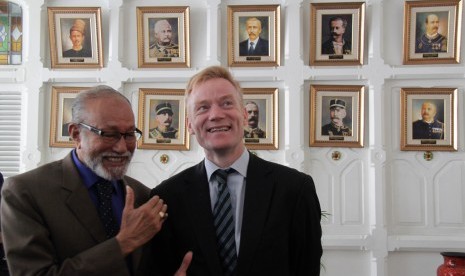 Duta Besar Uni Eropa untuk Indonesia Vincent Guerend (kanan) dan Wali Nanggroe Aceh Malik Mahmud (kiri) menyaksikan foto-foto mantan gubernur Aceh di ruangan pendopo usai pertemuan di Banda Aceh, Rabu (30/3).