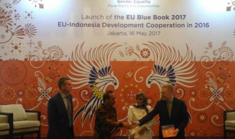 Duta Besar Uni Eropa Vincent Guerent memberikan Blue Book Indonesia dan Uni Eropa kepada perwakilan Bappenas dan Kementerian Pemberdayaan Perenpuan di Hotel Le Merredien, Jkaarta, Selasa (16/5).