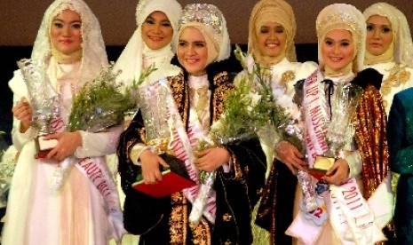 Duta Fesyen Muslim Indonesia 2001 Dika Restiyanti (23 tahun) asal DKI jakarta (tengah) didampingi runner up juara satu Kholifah Nuzulia Firdausy (23 tahhun) asal jawa Timur (kanan), dan runner up juara 2 Nurul Adiyanti asal DKI jakarta (kiri) dalam malam p