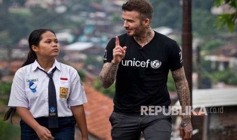 Duta Kehormatan Unicef, David Beckham bersama Sripun, saat berkunjung di Semarang. 