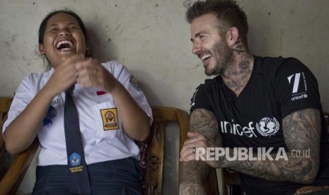 Duta Kehormatan Unicef, David Beckham bersama Sripun, saat berkunjung di Semarang. 