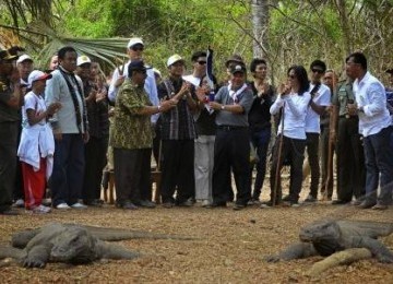 Duta Komodo, Jusuf Kalla (tengah), menerima obor api Sea Games ke-26 dari Wakil Gubernur NTT, Esthon L.Feonay, di Pulau Komodo, Nusa Tenggara Timur (NTT), Rabu (26/10). 