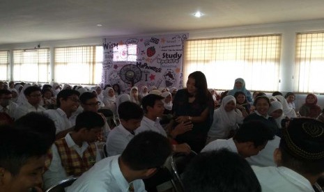 Duta peselam dan presenter Rima Demensyah menjadi salah satu nara sumber Career Day 2016 yang diadakan PABBI SMA Bina Insani di Bogor, Rabu (20/1).