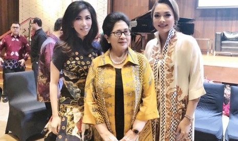 Duta Tuberkulosis Indonesia Sonia Wibisono (kiri) dan Reisa Broto Asmoro bersama Menkes Nila Moeloek (tengah)  menghadiri pertemuan TB Stop Partnership Dunia.