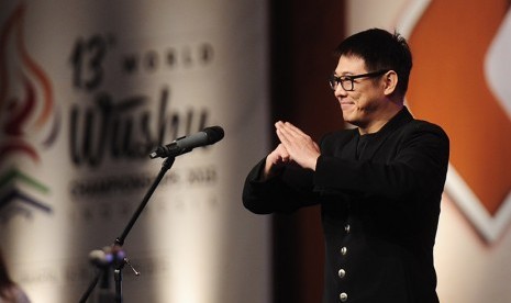 Duta Wushu Dunia Jet Li memberikan salam usai menyampaikan sambutan pada pembukaan Kejuaraan Dunia Wushu ke-13 di Jakarta Convention Centre, Jakarta, Jumat (13/11).