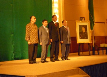 Duta besar Libya Salaheddin Muhammed Ibrahim al-Bisari(kedua dari kanan) bersama Menteri Koperasi dan UKM Syarifuddin Hasan (kanan), Wakil Ketua DPR Anis Matta (ketiga dari kanan), dan Utusan Presiden untuk Urusan Timur Tengah Alwi Shihab (kiri) dalam peri