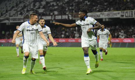 Duvan Zapata (kanan) dari Atalanta melakukan selebrasi dengan rekan setimnya, Josip Ilicic, setelah mencetak gol dalam pertandingan sepak bola Serie A Italia antara US Salernitana dan Atalanta Bergamo di Stadion Arechi di Salerno, Italia, 18 September 2021. 