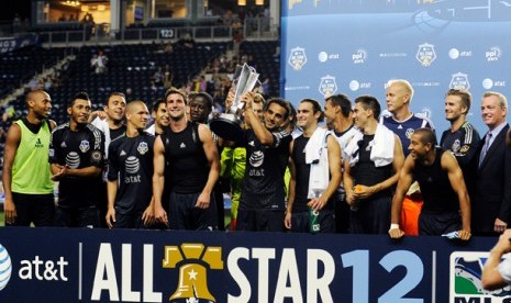   Dwayne De Rosario, tengah, dari D.C. United, memegang trofi bersama rekan rekannya yang tergabung dalam 'MLS All-Star' setelah mengalahkan Chelsea 3-2, Rabu (25/7) di Chester, Philadelphia.