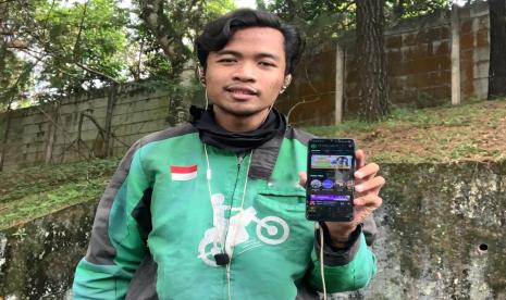 Dwi Kurniadi, seorang mahasiswa yang juga merangkap sebagai pengemudi ojek online (Ojol) aktif di Noice. 