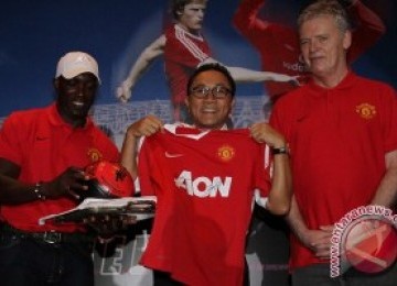 Dwight Yorke (kiri) dan Gordon McQueen (kanan) saat mengapit Menteri Kehutanan RI, Zulkifli Hassan, di Jakarta, Kamis (29/3). (antarafoto)