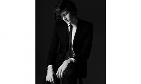 Dylan Pierce dalam iklan Saint Laurent