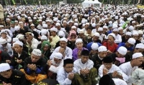 Komunitas keturunan Rasulullah SAW atau habib dikenali lewat taklim. Dzikir Akbar Jamaah Majelis Rasulullah SAW