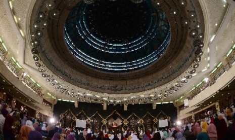 Dzikir Nasional 2015 yang diadakan di Masjid At-Tin, Jakarta Timur, Kamis (31/12). 