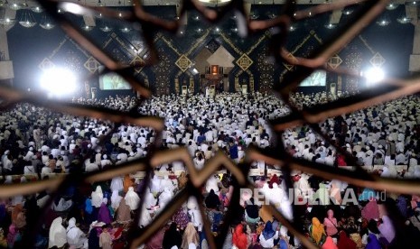 Dzikir Nasional. Jamaah mengikuti acara puncak Dzikir Nasional 2015 yang dipimpin oleh Ust Arifin Ilham di Masjid At-Tin, Jakarta, Kamis (31/1).