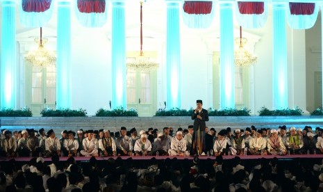 Dzikir Sambut hari Kemerdekaan. Presiden Joko Widodo (tengah) memberikan sambutan sebelum Dzikir dan Doa untuk Bangsa sambut Hari Kemerdekaan RI ke-73 di Halaman Istana Merdeka, Jakarta, Rabu (1/8) malam. Dalam pidatonya sebelum dzikir dimulai, Presiden berpesan kepada seluruh jamaah untuk merawat persatuan, persaudaraan dan kerukunan di antara sesama anak bangsa. 