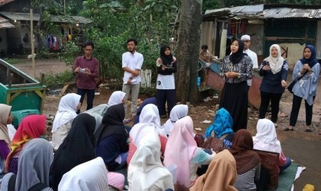 Dzurrotun Ghola, penyuluh agama fungsional Kemenag Jakarta Selatan, mengisi materi dalam acara Pesona Ramadhan dari Komunitas Rumah Penyuluhan Kreatif (RPK) di Pondok Labu, Jakarta, Ahad (4/6).