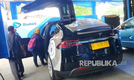 e Taxi Bluebird jenis  Silver Bird (mobil listrik Tesla)