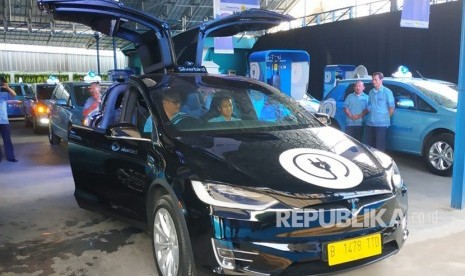 e Taxi Bluebird jenis  Silver Bird (mobil listrik Tesla)