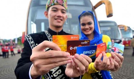 E-Ticketing Transjakarta. Abang none menunjukan kartu E-Ticketing Transjakarta saat acara peluncuran di Silang Monas, Jakarta Pusat, Selasa (22/1). Pemprov DKI Jakarta menerapkan 'e-ticketing' pada koridor 1 dengan tujuan Blok M-Kota, sementara, koridor la