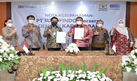 ebagai komitmen dalam mendorong pemulihan ekonomi nasional khususnya di wilayah Jawa Barat, PT Sucofindo (Persero) bersinergi dengan Kamar Dagang dan Industri Provinsi Jawa Barat. Sinergi ini tertuang dalam nota kesepahaman yang ditandatangani langsung oleh Direktur Utama PT Sucofindo (Persero) Bachder Djohan Buddin dengan Ketua KADIN Provinsi Jawa Barat Cucu Sutara.