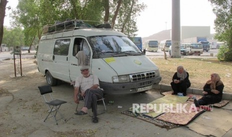 Sebagian rombongan jamaah haji asal Rusia yang ke Makkah dengan menggunakan mobil karavan tengah melepas lelah di Terminal Kudai, Makkah