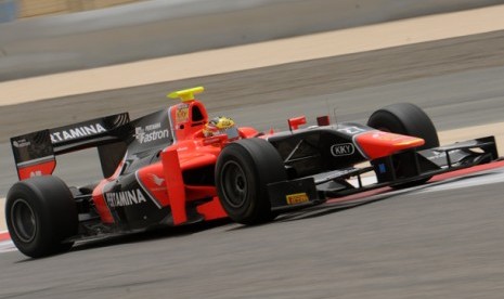 ebalap Indonesia Rio Haryanto melaju saat kualifikasi GP2 Bahrain di Sirkuit Sakhir, Bahrain, Jumat (20/4). Pebalap yang tergabung dengan Tim Marussia Carlin tersebut akan menempati start posisi ke-10 pada race (feature race) pada Sabtu (21/4)