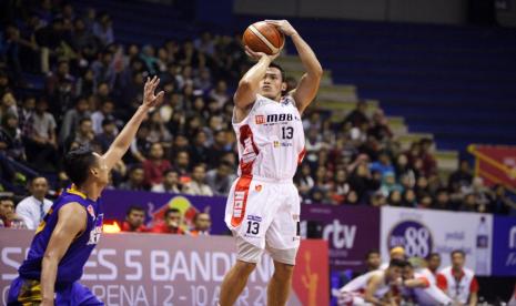 Ebrahim Enguio Lopez alias Biboy melepaskan tembakan dalam pertandingan IBL 2016.