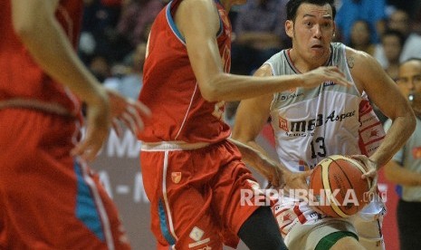 Ebrahim Enguio Lopez alias Biboy (kanan) saat masih bermain membela Aspac Jakarta di kompetisi bola basket Tanah Air.