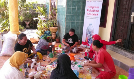 Ecobrick Rumah Zakat. Para kader ecobrick membuat sampah plastik memiliki nilai jual lebih.