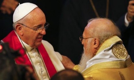 Ecumenical Patriarch Bartholomew I of Constantinople (R) embraces Pope Francis during the Divine Liturgy at the Ecumenical Patriarchate in Istanbul, November 30, 2014.