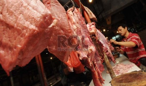 Pedagang daging sapi lokal di Pasar Minggu, Jakarta, Kamis (18/7).    (Republika/Aditya Pradana Putra)