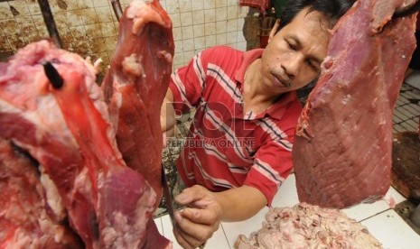 Pedagang memotong daging sapi lokal di Pasar Minggu, Jakarta, Kamis (18/7).    (Republika/Aditya Pradana Putra)