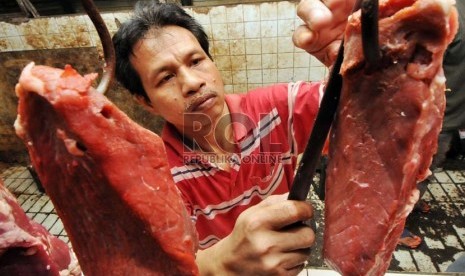 Pedagang memotong daging sapi lokal di Pasar Minggu, Jakarta, Kamis (18/7).    (Republika/Aditya Pradana Putra)