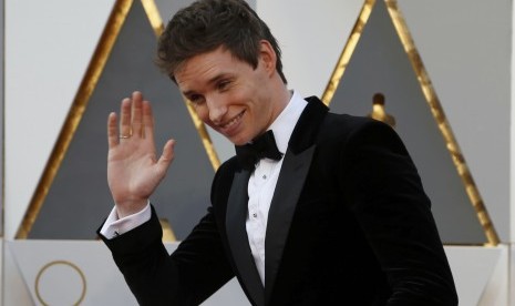 Aktor Eddie Redmayne berperan sebagai ahli sihir bernama Newt Scamander di Fantastic Beast 3.