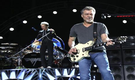 Eddie Van Halen tampil di Wantagh, New York, AS pada 13 Agustus 2015. Van Halen yang orang tuanya pernah tinggal di Jakarta, Indonesia, meninggal pada 6 Oktober 2020 setelah berjuang melawan kanker. 