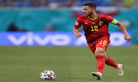 Eden Hazard dari Belgia beraksi selama pertandingan sepak bola babak penyisihan grup B UEFA EURO 2020 antara Finlandia dan Belgia di St.Petersburg, Rusia, 21 Juni 2021.