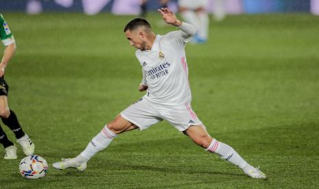 Eden Hazard dari Real Madrid beraksi selama pertandingan sepak bola La Liga Spanyol antara Real Madrid dan Betis di stadion Alfredo di Stefano di Madrid, Spanyol, Sabtu, 24 April 2021.