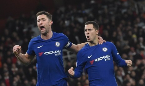 Eden Hazard (kanan) merayakan golnya ke gawang Arsenal bersama Gary Cahill.