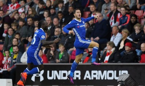 Eden Hazard (kanan) merayakan golnya ke gawang Southampton.