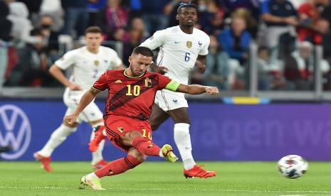 Eden Hazard (kiri) dari Belgia beraksi melawan Paul Pogba dari Prancis selama pertandingan sepak bola semi final UEFA Nations League antara Belgia dan Prancis di Turin, Italia, 07 Oktober 2021. 