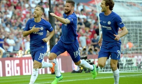 Eden Hazard (kiri) merayakan golnya ke gawang Manchester United.