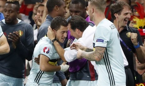 Eden Hazard melakukan selebrasi dengan para pemain Belgia usai mencetak gol ke gawang hungaria