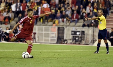 Eden Hazard mencetak gol ke gawang Bosnia lewat penalti dalam laga kualifikasi Piala Eropa 2016