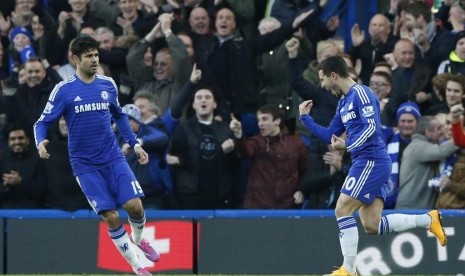 Eden Hazard merayakan gol bersama Diego Costa.