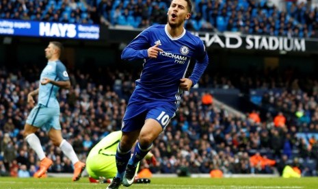 Eden Hazard merayakan golnya ke gawang Manchester City.